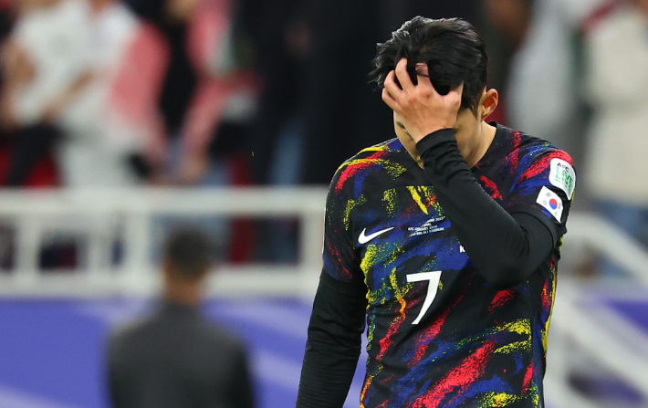 6일(현지시간) 카타르 알라이얀 아흐마드 빈 알리 스타디움 열린 2023 아시아축구연맹(AFC) 아시안컵 4강전 한국과 요르단 경기가 끝난 뒤 손흥민이 고개를 숙인 채 경기장을 나서고 있다. 연합뉴스 