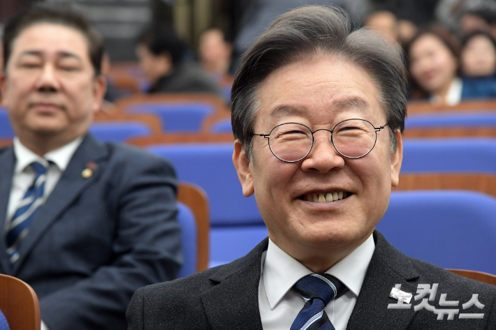 더불어민주당 이재명 대표가 6일 서울 여의도 국회에서 열린 당 의원총회에서 환하게 웃고 있다. 윤창원 기자