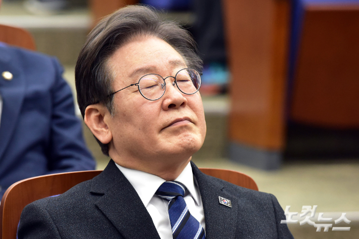 더불어민주당 이재명 대표가 6일 서울 여의도 국회에서 열린 당 의원총회에서 눈을 감고 생각에 잠겨있다. 윤창원 기자