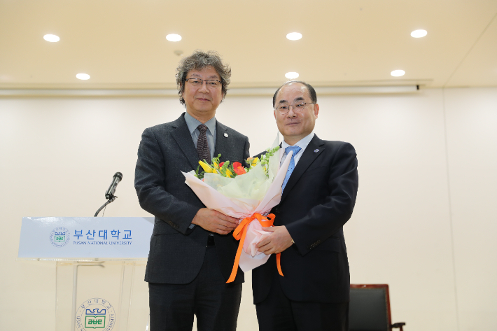 부산대 제22대 총장임용후보자 선거에서 1순위 후보자로 당선된 기계공학부 최재원 교수(오른쪽). 부산대 제공 