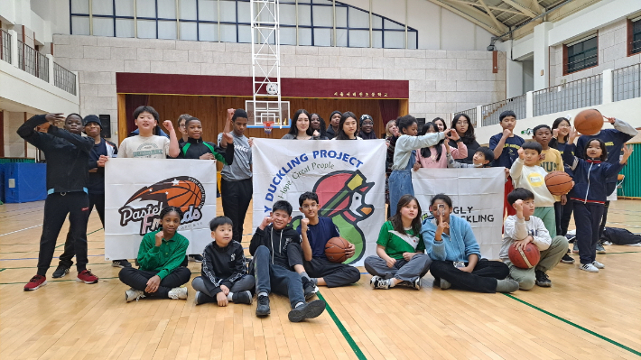 '파스텔세상 다문화 어린이 농구단' 단체 사진. 한국농구발전소장