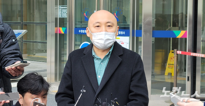 지난 1일 웹툰작가 주호민씨가 1심 선고 이후 취재진 앞에서 입장을 밝히는 모습. 박창주 기자 