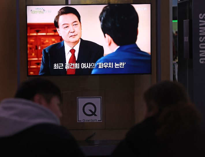 7일 오후 서울역 대합실에서 시민들이 KBS를 통해 녹화 방송되고 있는 윤석열 대통령의 특별 대담을 시청하고 있다. 연합뉴스