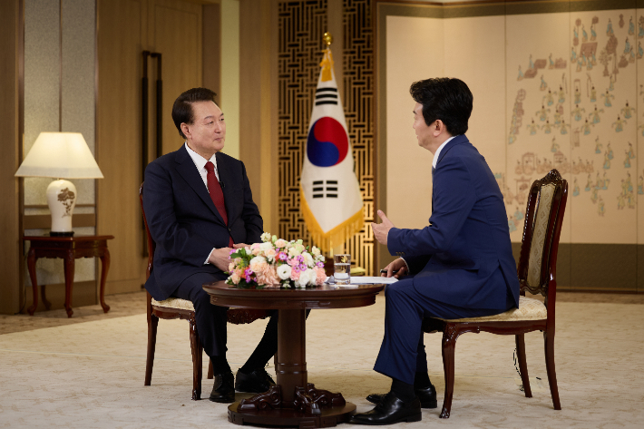 윤석열 대통령이 지난 4일 서울 용산 대통령실 청사에서 가진 KBS '특별대담 대통령실을 가다'에서 박장범 KBS 앵커와 대담을 하고 있다. 대통령실 제공