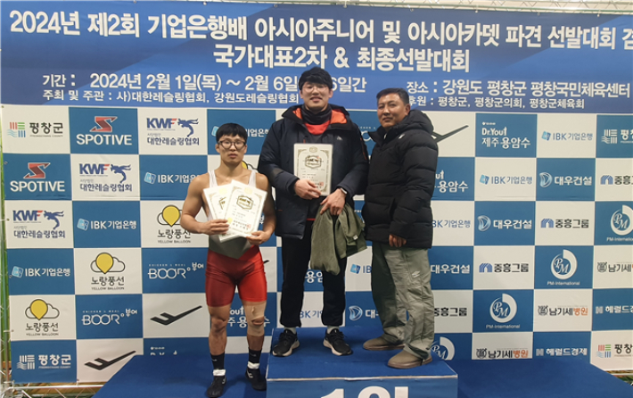 손상현(자유형 61kg), 김진명(자유형 92kg), 박광선 감독(왼쪽부터). 포항시체육회 제공