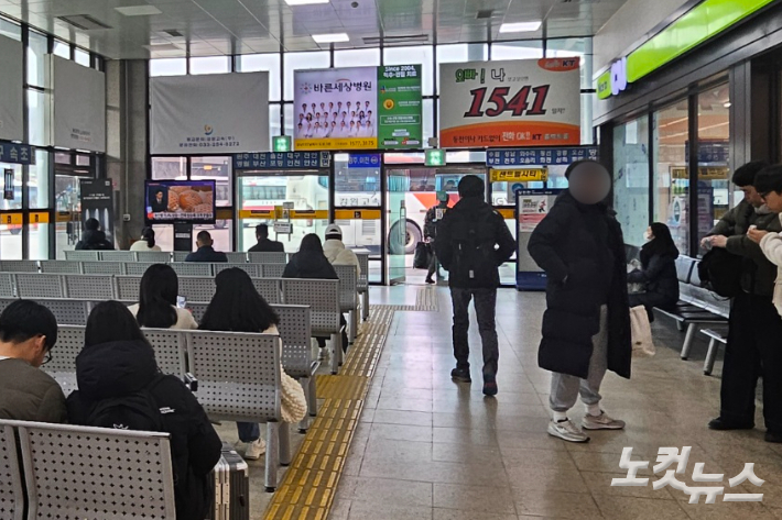 8일 오전 강원 춘천시 온의동 시외버스터미널을 찾은 버스 이용객들의 모습. 구본호 기자.