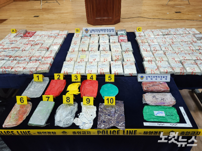 지난달 15일 부산신항에 입항한 선박에서 코카인 100㎏ 상당이 발견된 사건과 관련한 코카인과 포장지 등 증거물품. 정혜린 기자