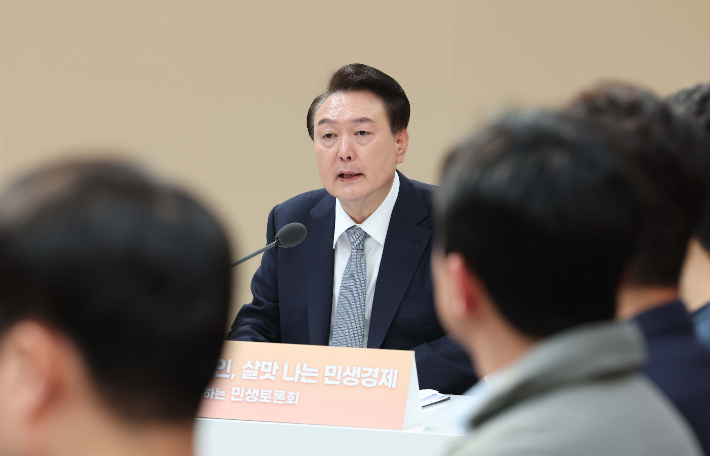 윤석열 대통령이 8일 서울 성동구 레이어57에서 열린 '국민과 함께하는 민생토론회 - 열 번째, 함께 뛰는 중소기업·소상공인, 살맛나는 민생경제'에서 발언하고 있다. 연합뉴스