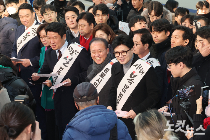 한동훈 국민의힘 비상대책위원장이 설 명절 연휴를 하루 앞둔 8일 오전 서울역에서 시민들에게 귀성 인사를 하고 있다. 윤창원 기자