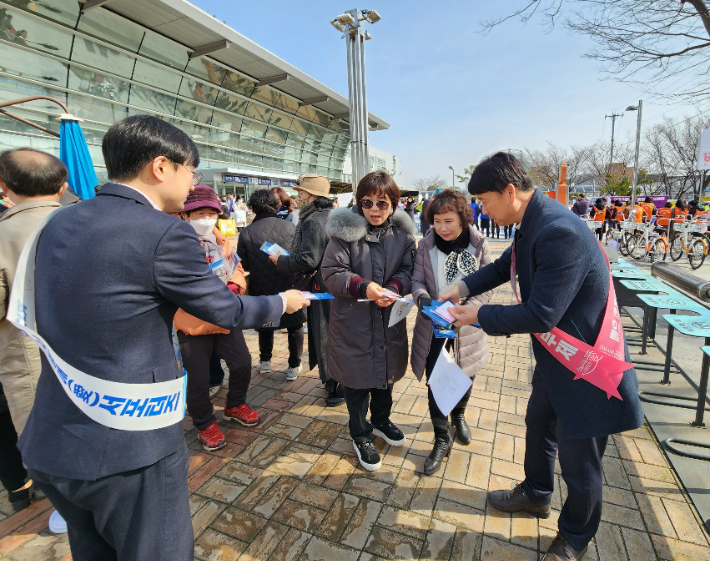 전라남도는 설을 맞아 8일 순천역에서 귀성객들을 대상으로 고향사랑기부제 홍보에 나섰다. 전라남도 제공