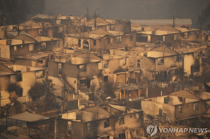 산불 영향으로 그을린 칠레 발파라이소주 비냐 델 마르시 엘 올리바르 지역 주택들. 연합뉴스