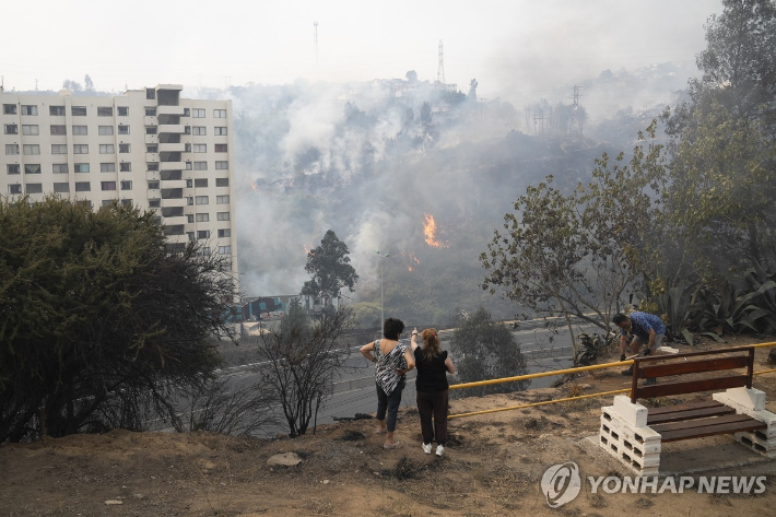 칠레 발파라이소주 비냐 델 마르 언덕에서 산불을 지켜보는 주민들. 연합뉴스