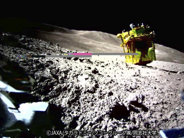 슬림 달 착륙선에서 사출된 LEV-2가 촬영한 현장 이미지. 데이터가 온전히 수신되지 않아 이미지 중간이 손상됐다. JAXA/타카라토미/소니/도시샤 대학
