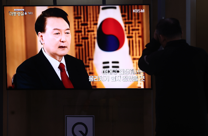 7일 오후 서울역 대합실에서 시민들이 KBS를 통해 녹화 방송되고 있는 윤석열 대통령의 특별 대담을 시청하고 있다. 연합뉴스