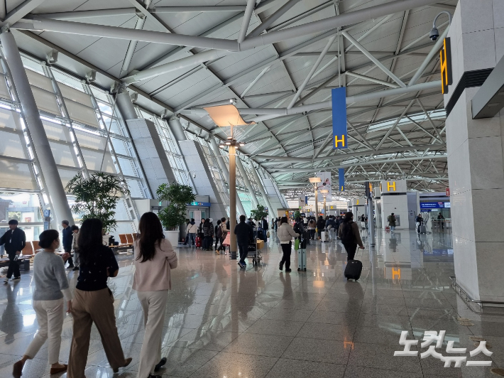 나흘간의 설 연휴가 시작된 8일 인천공항으로 시민들이 몰리고 있다. 정성욱 기자
