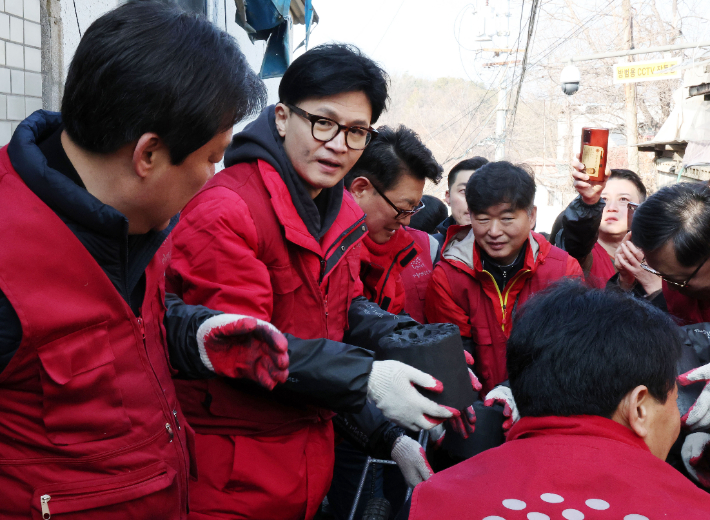 봉사활동 나선 한동훈 비대위원장     (서울=연합뉴스) 한종찬 기자 = 국민의힘 한동훈 비상대책위원장이 8일 오전 서울 노원구 백사마을에서 열린 '따뜻한 대한민국만들기 국민동행' 사랑의 연탄 나눔 행사에서 봉사활동을 하고 있다. 2024.2.8 [공동취재]     saba@yna.co.kr (끝)   연합뉴스