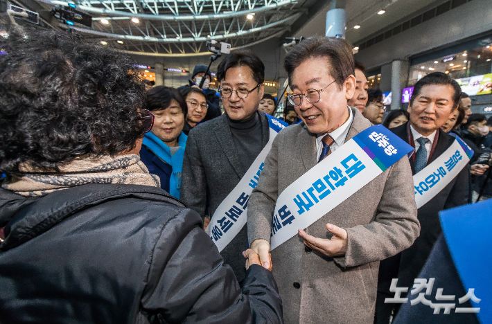 더불어민주당 이재명 대표가 설 연휴를 하루 앞둔 8일 서울 용산구 용산역에서 귀성길에 오른 시민들과 악수하며 인사하고 있다. 윤창원 기자