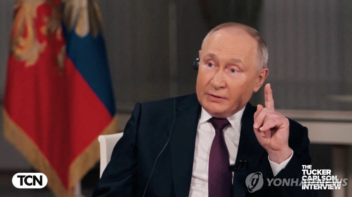 블라디미르 푸틴 러시아 대통령이 6일 러시아 모스크바에서 미국 TV 진행자 터커 칼슨과 인터뷰를 하고 있다. 이 사진은 한국시간 9일 공개된 영상 이미지다.  [Courtesy of Tucker Carlson Network/Handout via REUTERS. 재판매 및 DB 금지] 연합뉴스