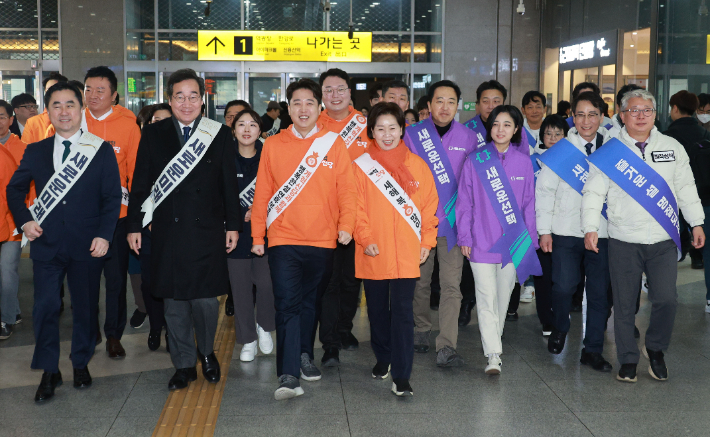 합동 설 귀성인사 나선 '제3지대' 주요 인사들     (서울=연합뉴스) 한종찬 기자 = 새로운미래 이낙연 공동대표, 개혁신당 이준석 대표, 원칙과상식 조응천·이원욱 의원, 새로운선택 금태섭 공동대표 등이 9일 오전 서울 용산역에서 설 귀성인사를 하기 위해 이동하고 있다. 2024.2.9     saba@yna.co.kr (끝)   연합뉴스