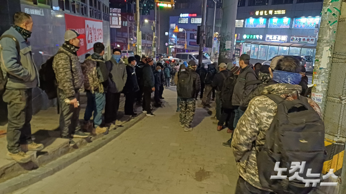 지난 8일 오전 4시쯤 건설 일용직 노동자들이 일감을 구하기 위해 서울 구로구 새벽인력시장에 모여 들었다. 정진원 수습기자