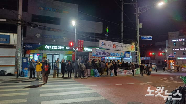 지난 8일 서울 구로구 새벽인력시장에 모인 일용직 노동자들은 건설 경기가 위축되면서 일감을 구하기 어렵다고 한탄했다. 정진원 수습기자