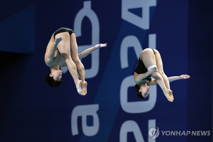 수지(오른쪽)와 이재경이 10일 카타르 도하 하마드 아쿠아틱센터에서 열린 2024 세계선수권 다이빙 혼성 싱크로 3ｍ 스프링보드 결승에서 연기를 펼치고 있다. AP=연합뉴스