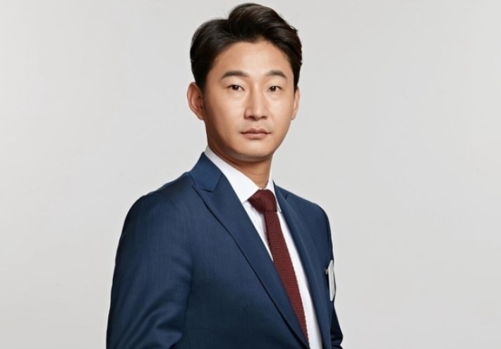 Lee Cheon-soo, exfutbolista y locutor.  Proporcionado por DH Entertainment