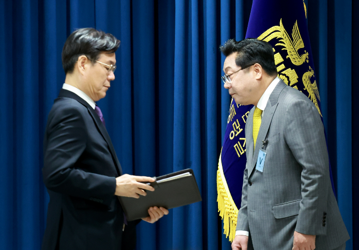 신임 저출산고령사회위원회 부위원장에 위촉된 주형환 전 산업통상자원부 장관이 12일 서울 용산 대통령실 청사에서 이관섭 대통령 비서실장의 정무직 인선 발표 및 소개가 끝난 뒤 소감을 말하기 위해 마이크 앞으로 향하고 있다. 연합뉴스 