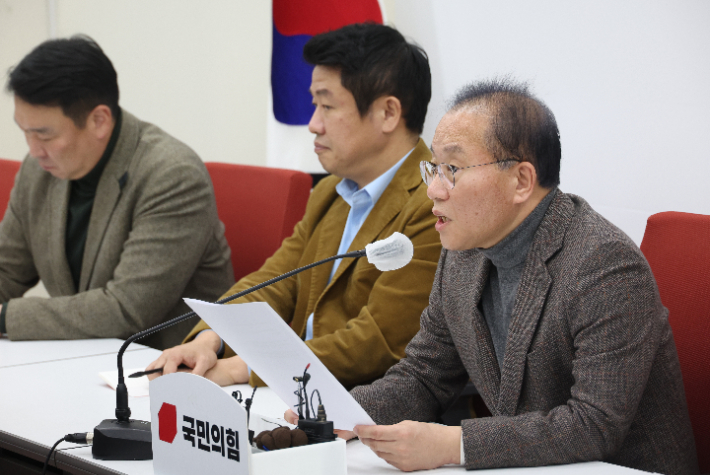 국민의힘 윤재옥 원내대표가 12일 국회에서 열린 설 민심 기자간담회에서 발언을 하고 있다. 연합뉴스