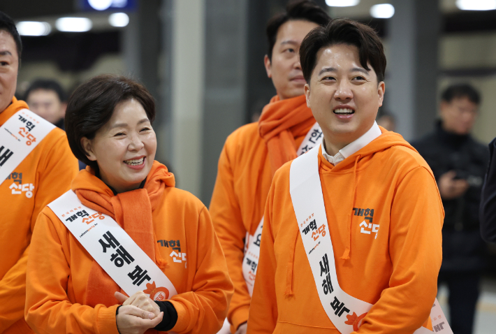 설 연휴를 하루 앞둔 8일 오전 개혁신당 이준석 대표(오른쪽), 양향자 원내대표가 서울 강남구 SRT수서역을 찾아 귀성객에게 인사하고 있다. 연합뉴스