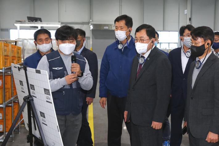 주낙영 경주시장이 기업체를 방문해 제품 현황에 대한 설명을 듣고 있다. 경주시 제공