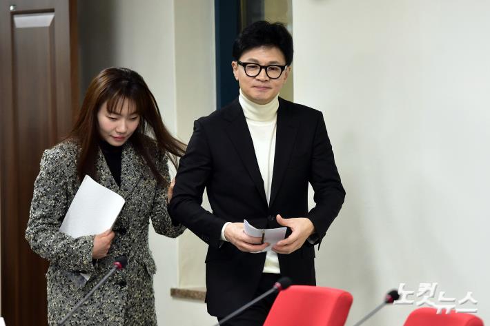 국민의힘 한동훈 비상대책위원장이 13일 서울 여의도 중앙당사에서 열린 비상대책위원회의에 김예지 비대위원과 함께 참석하고 있다.