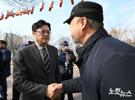 이태원참사 유가족 만난 홍익표