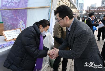 이태원참사 유가족 손잡은 홍익표