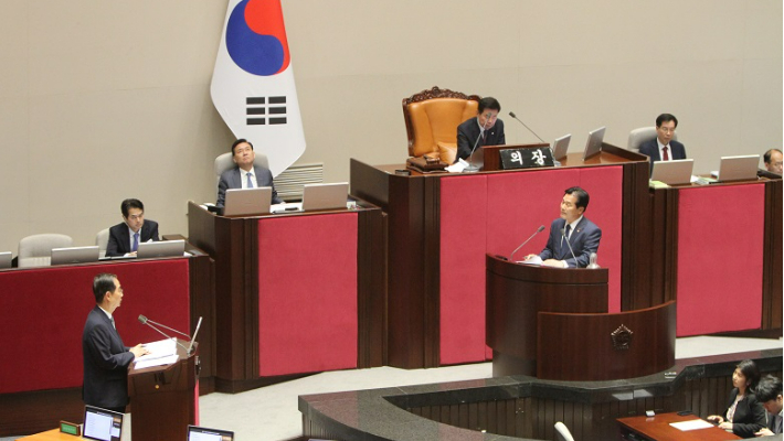 더불어민주당 주철현 의원이 한덕수 국무총리를 상대로 대정부질의에 나서고 있다. 주철현 의원실 제공