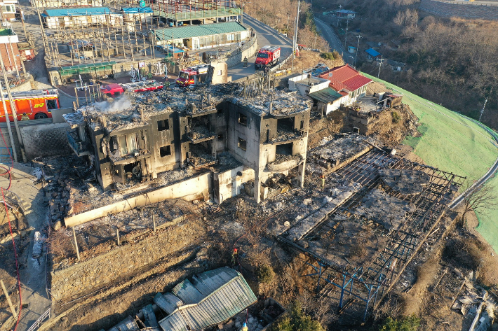 지난 2022년 발생한 대형산불로 초토화 된 동해 묵호마을. 동해시 제공