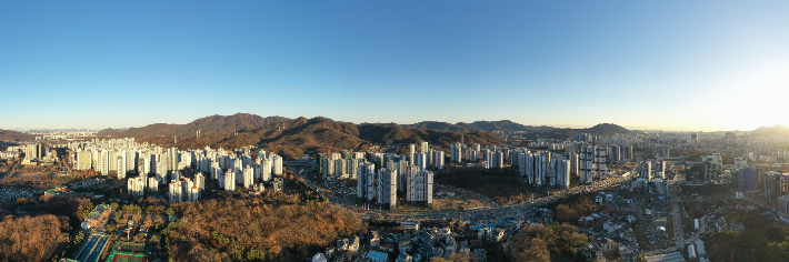 과천시 전경(좌측 원도심, 우측 과천지식정보타운 조성사업 지구). 과천시청 제공