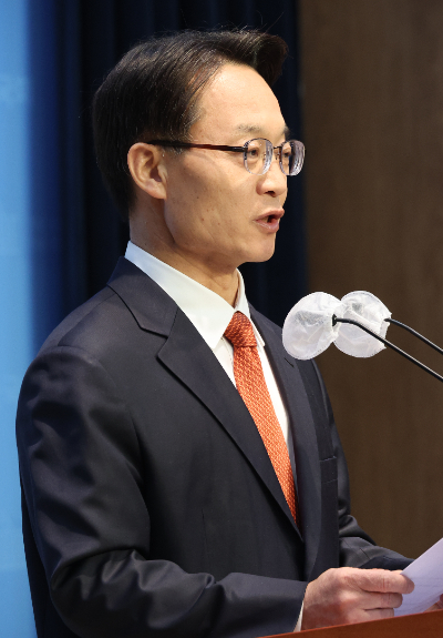 국민의힘 조해진 의원이 13일 국회에서 22대 총선 김해(을) 출마 선언 기자회견을 하는 모습. 연합뉴스