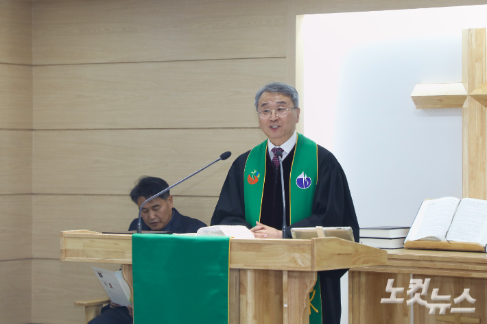 예배 인도하는 새전주중앙교회 서승룡 목사