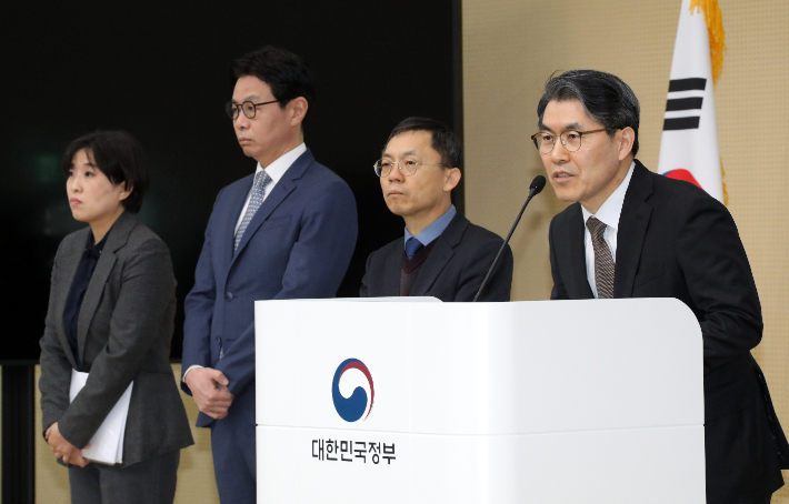 조봉업 대통령 직속 지방시대위원회 기획단장(오른쪽)이 13일 오전 정부세종청사에서 열린 '국민과 함께하는 민생 토론회: 열한 번째, "부산이 활짝 여는 지방시대"'사전 브리핑에서 경제-복지-교육을 연계한 지방시대 민생패키지 정책의 부산 모델에 대해 설명하고 있다. 연합뉴스