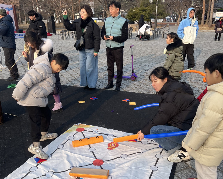 보문단지 호반광장에서 아이들이 전통놀이 체험을 하고 있다. 경북문화관광공사 제공