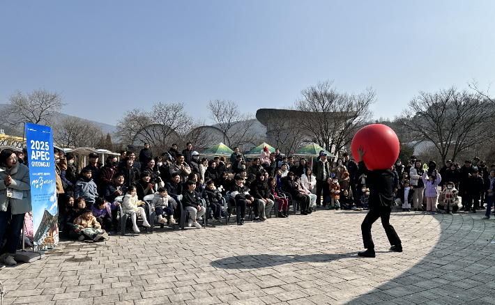 엑스포대공원을 찾은 관람객들이 마술쇼를 보고 있다. 경북문화관광공사 제공