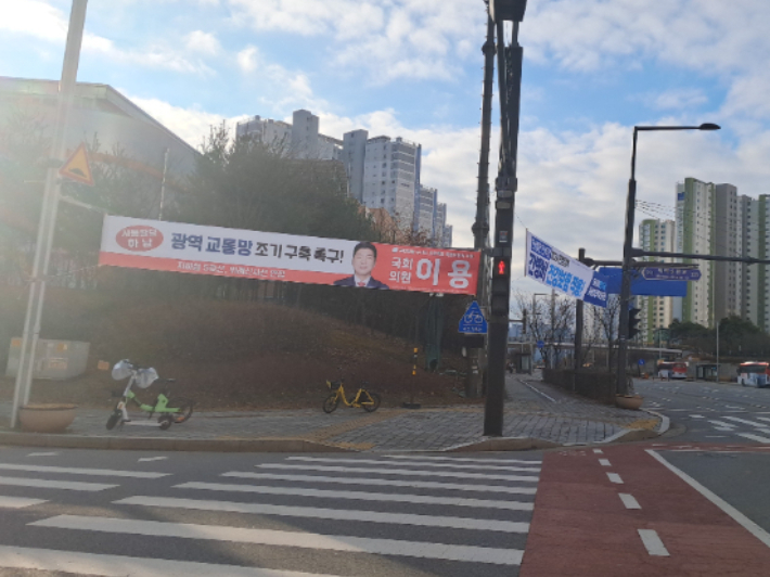 한 달 전만해도 경기도 하남시 거리 곳곳에 총선 관련 현수막이 난립했다. 최근 현수막은 모두 철거됐지만 이와 관련 후보들 사이 선거법 위반 관련 고소 고발이 난무하고 있는 실정이다. 독자 제공