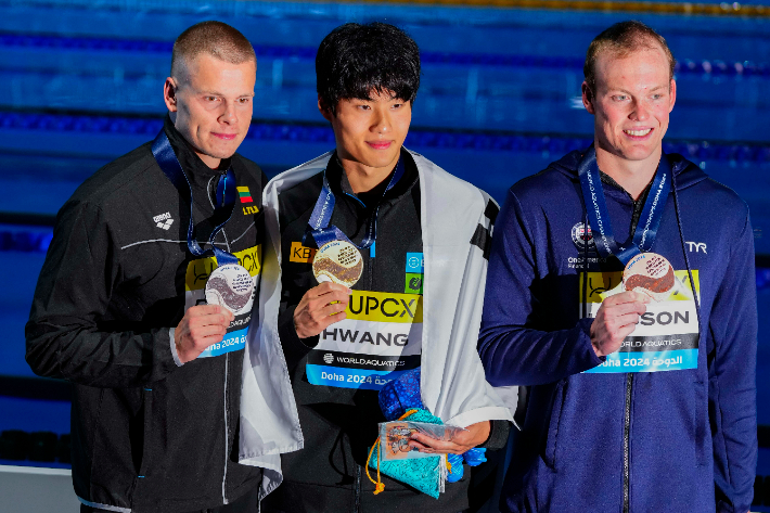 세계선수권 남자 자유형 200m 금메달을 획득한 황선우(가운데)와 나란히 은-동메달을 획득한 랍시스, 홉슨. 연합뉴스 