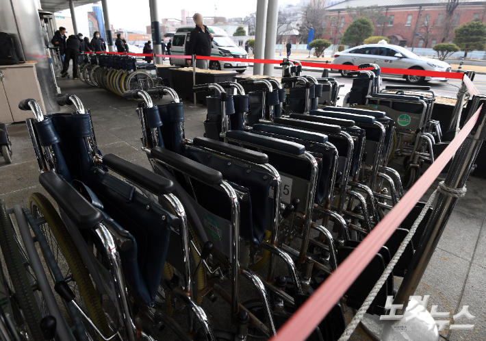 한 대학 병원에 빈 휠체어들이 세워져 있다. 기사 내용과 관계없는 사진. 황진환 기자