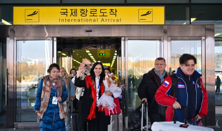 9일(현지시간) 평양 국제공항에 도착한 러시아 관광객들이 여객터미널 바깥으로 나오고 있다. 연합뉴스