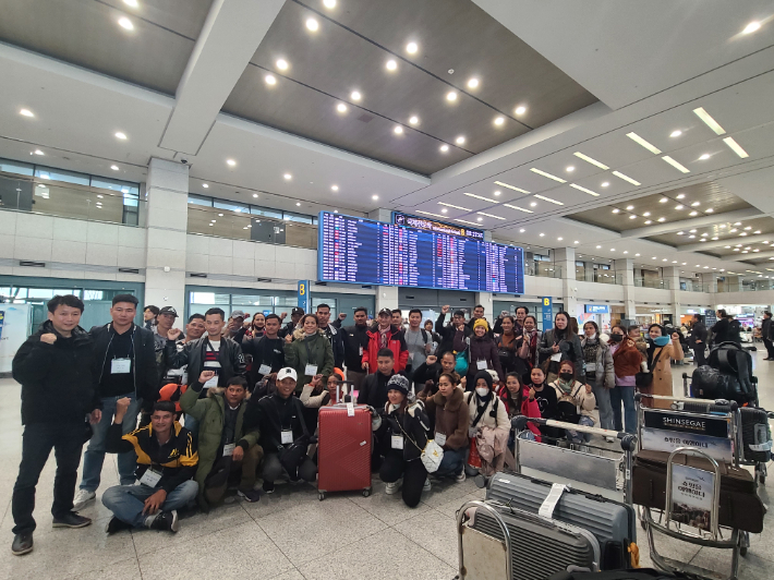 지난달 29일 인천국제공항을 통해 입국한 캄보디아 국적의 외국인 계절근로자들이 입국 직후 기념촬영을 하고 있다. 경주시 제공