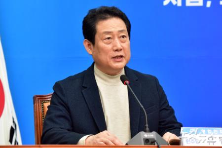 민주당 인재환영식 인사말하는 유동철 교수