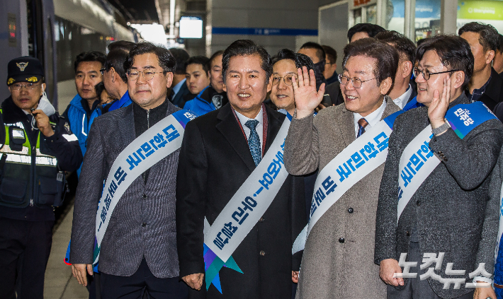 더불어민주당 이재명 대표와 홍익표 원내대표 등 지도부가 설 연휴를 하루 앞둔 8일 서울 용산구 용산역에서 귀성길에 오른 시민들에게 인사하고 있다. 윤창원 기자