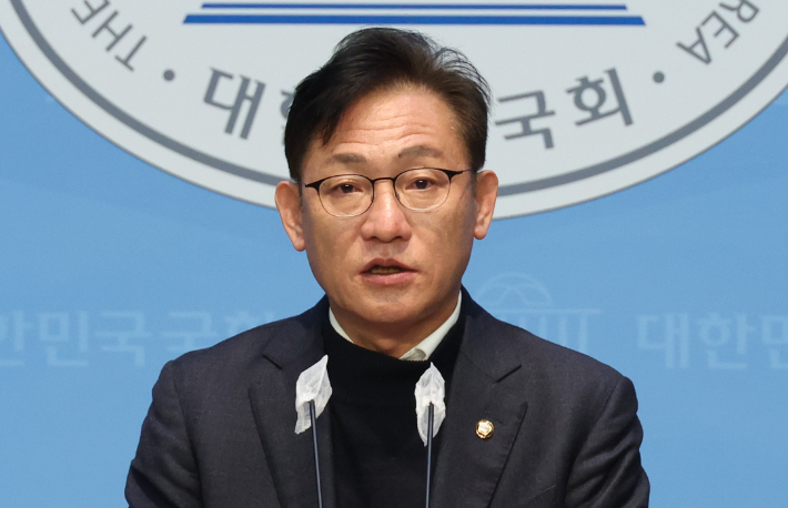 녹색정의당 배진교 원내대표가 14일 국회에서 원내대표 사퇴 기자회견을 하고 있다. 연합뉴스